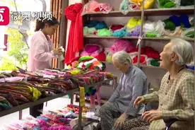 一对“老闺蜜”火了，八九十岁还在工作，她们说很幸福图片