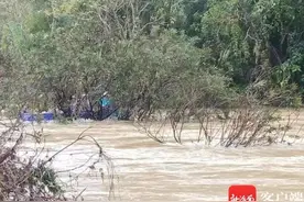 载6人小船在南渡江上游侧翻 屯昌警方及时出动营救图片