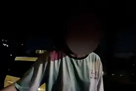 梦游？台湾一女子半夜闭眼走在路中央，警察拍肩呼唤也没叫醒……图片
