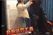 山东男子偷偷上网，被老婆追到网吧打屁股！网友：家庭地位一目了然图片