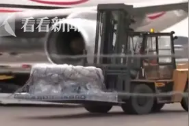加拿大：北极圈小镇饮用水遭污染 贫困居民湖泊取水图片