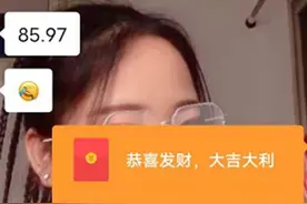 “00后”外卖小妹送餐被偷赔了85元，哭着送完剩余单，婉拒好心人红包图片