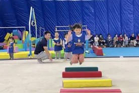 黄龙体育课开课啦！爬行、跳跃、追逐……体育课就是萌宝们的游戏课图片