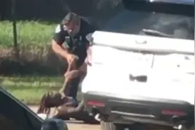 美国黑人女子被欺凌后求助 却遭警察揪掉辫子摔在地图片