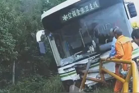 惊险！公交车撞进绿化带险些侧翻 乘客从车窗逃生图片
