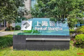 网络大V怒怼上海银行，当场取走500万现金，称只需要最基本的尊重图片