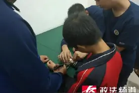 小姐弟捡到一副玩具手铐，结果姐姐把弟弟”铐“进了消防站图片