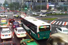 暴雨天孕妇破了羊水堵在路上，珠海交警开道护送其去医院图片