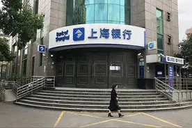 嫌银行服务太差，大V怒取500万现金？银行调监控回应→图片