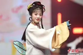 浙江杭州：华服走秀演绎传统服饰美图片