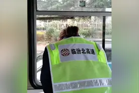 山西一收费站女孩向救援车辆鞠躬致谢：感谢驰援视频封面