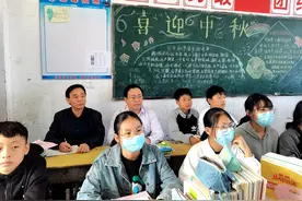 颍上：教育局长随机听课 力促教育教学质量提升图片
