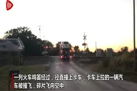 美国一列火车撞上卡在铁道口的卡车 司机奇迹般没受伤图片