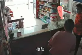 宜昌男子持刀抢劫烟酒店，边说“对不起”边抢！涉案两人落网图片