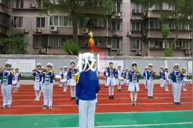 武汉这所小学的升旗仪式上，学生鼓号队演奏国歌图片
