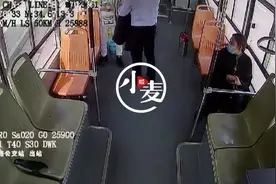暖心！公交车上女孩“来例假”，白裤子变红浑然不知，好心车长拿出衣服帮忙遮挡化解尴尬图片
