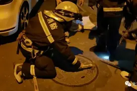 东城｜一男子进下水井清杂物 井盖却被路过车辆压实……图片