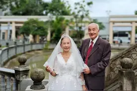 90岁老人圆结婚照心愿丨“百年辉煌 定格瞬间 礼遇最美”公益摄影活动已为16600对老人拍摄照片图片