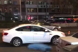 事发哈尔滨！男子从天桥跳下，正值晚高峰……图片
