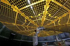 NASA新发射的“露西号”航天器出现一个太阳能电池板问题图片