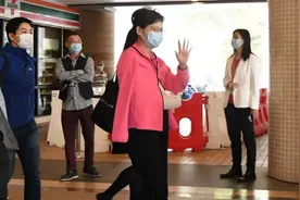 林郑月娥跌伤留院观察一晚后出院！右手手肘轻微骨折打石膏图片