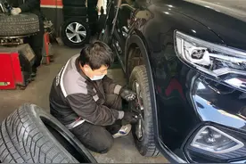 哈尔滨车主纷纷提前更换雪地胎图片