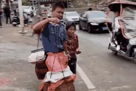 天凉心暖！城管发现老奶奶占道经营，下一幕感动千万人图片