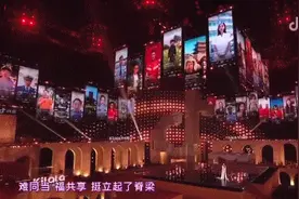 千人和李玉刚合唱“网红神曲”！这一幕破防图片