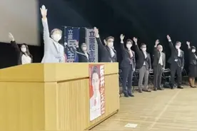 高抬右臂举向斜前方 日本政客集会疑似敬纳粹礼惹巨大争议图片