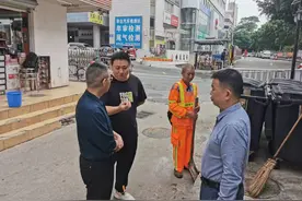 清水河街道领导带队行走坭岗社区进行文明城市创建和环境卫生工作检查图片