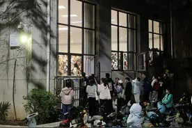 沉浸式谈恋爱？武大这堂课爆火，有人翻窗进教室图片