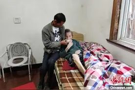 “久病床前真孝子”浙江男子照顾瘫痪母亲十载图片