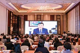 张文宏：对于疫情下不确定的未来，更要充分思考如何保护孩子图片