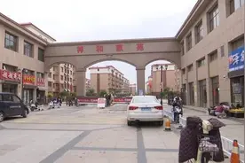贺兰一小区门口停车场收费杆位置移动引起业主不满图片
