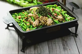 在入侵澳大利亚86年后，这种生物竟然开始同类相食图片