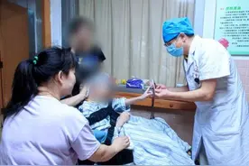 女孩意外坠落摔成“植物人”，四个月后，这一幕让人泪崩……图片