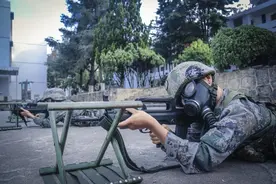 戴防毒面具射击是一种什么体验？图片