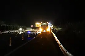 车辆抛锚交警协助乘客脱困 女子被“弃”高速公路交警安全带离图片