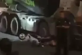 交警大队门前，一辆水泥搅拌车与电动车相撞视频封面