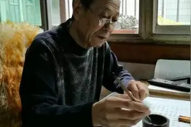 老人花9年用小楷抄完四大名著，写坏100多支毛笔视频封面