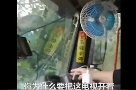 危险！穿拖鞋开货车还追剧图片