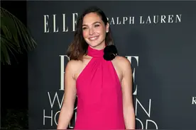 盖尔·加朵现身好莱坞女性盛典 对镜比耶俏皮可爱图片