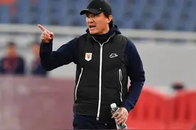 山东泰山足协杯八强战武汉，10月23日郝伟斗法李霄鹏图片