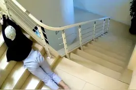 吉林一女子上楼梯滑倒全程护住手机，网友建议其改名叫“顺溜”，本人回应来了图片
