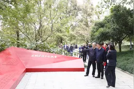 金桂飘香 市人大老领导参观劳模工匠文化公园图片