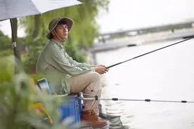 年纪轻轻，怎么就爱上钓鱼了？｜睡前聊一会儿图片