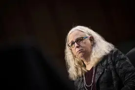 美国首位变性四星上将就职，系美级别最高变性官员图片