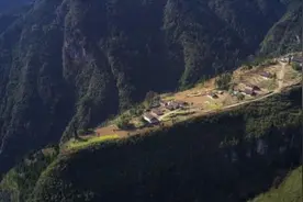 悬崖上的祥刚图片