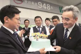 948路驾驶员江国平退休了 三套工作服记录三十年情怀图片