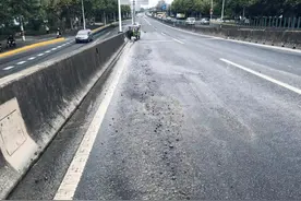 碎石洒落隐患重重，迅速处理保障安全图片